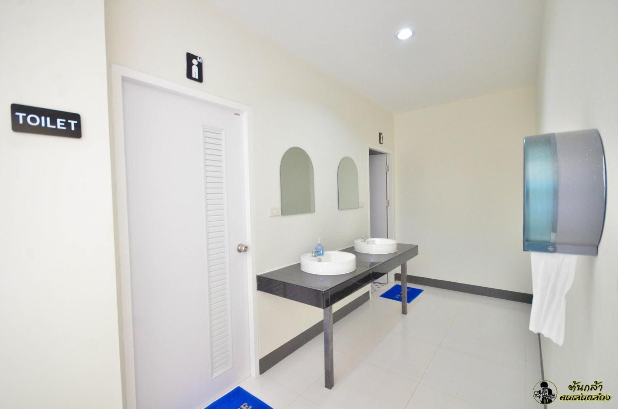แอ่ว-ดีld Hotel&Residences Ngao Екстер'єр фото