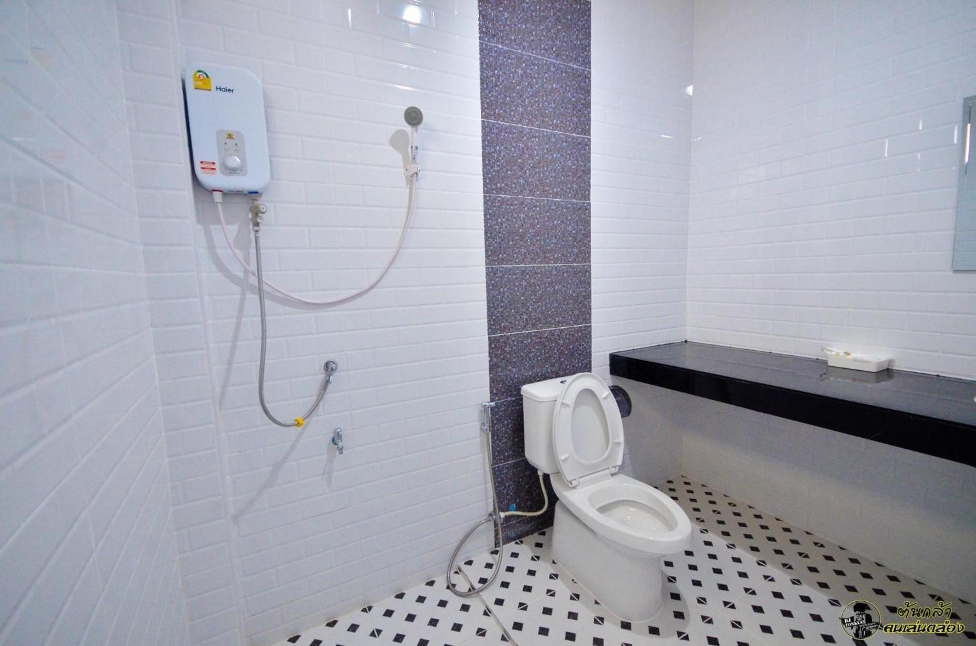 แอ่ว-ดีld Hotel&Residences Ngao Екстер'єр фото