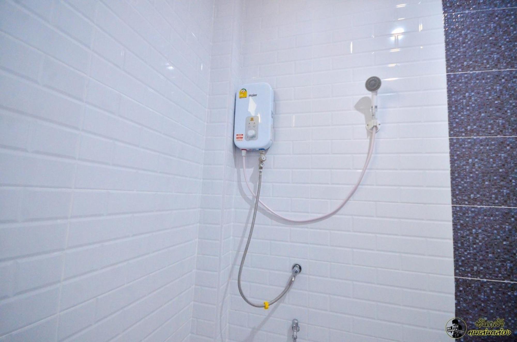 แอ่ว-ดีld Hotel&Residences Ngao Екстер'єр фото