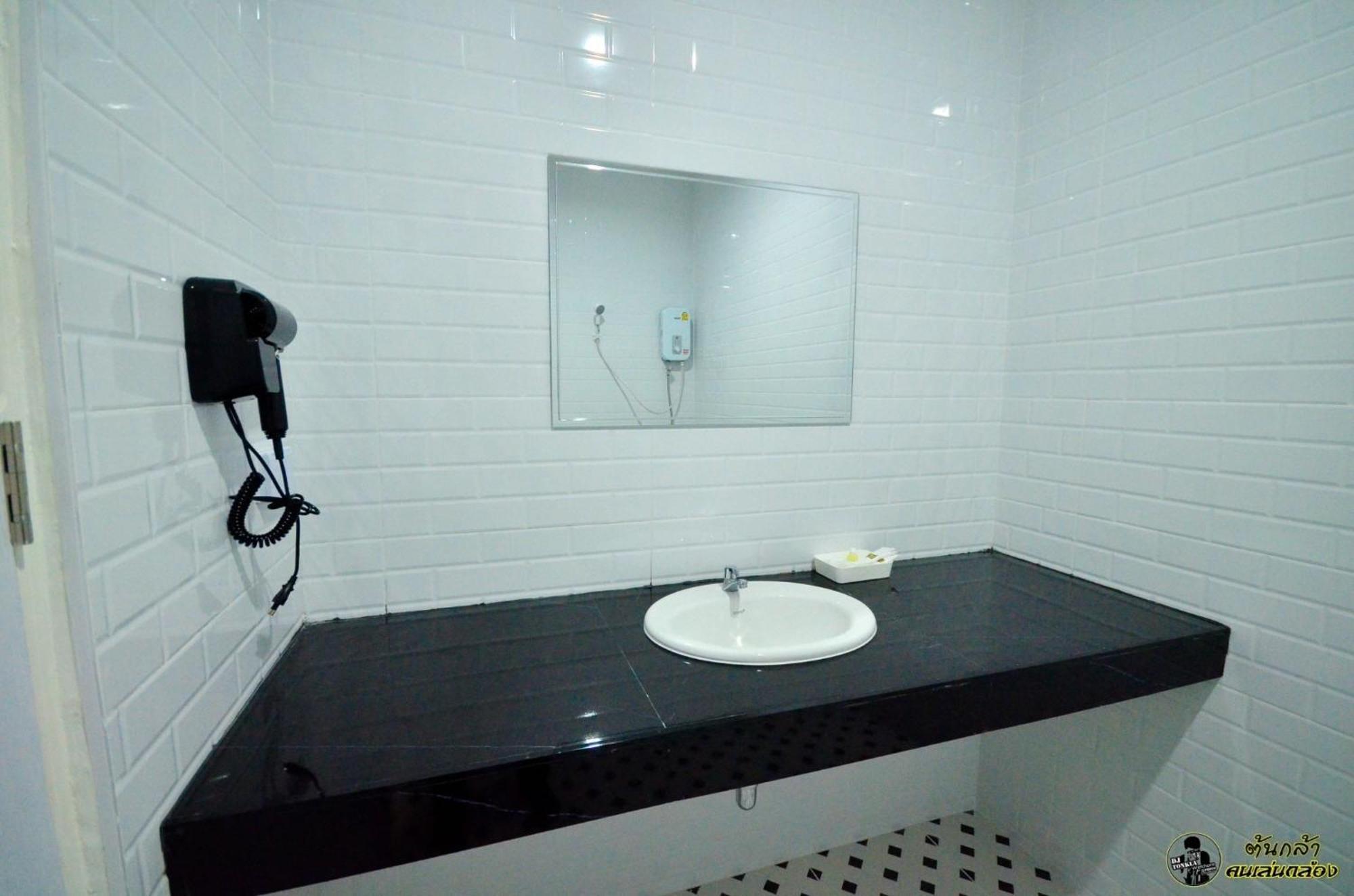 แอ่ว-ดีld Hotel&Residences Ngao Екстер'єр фото