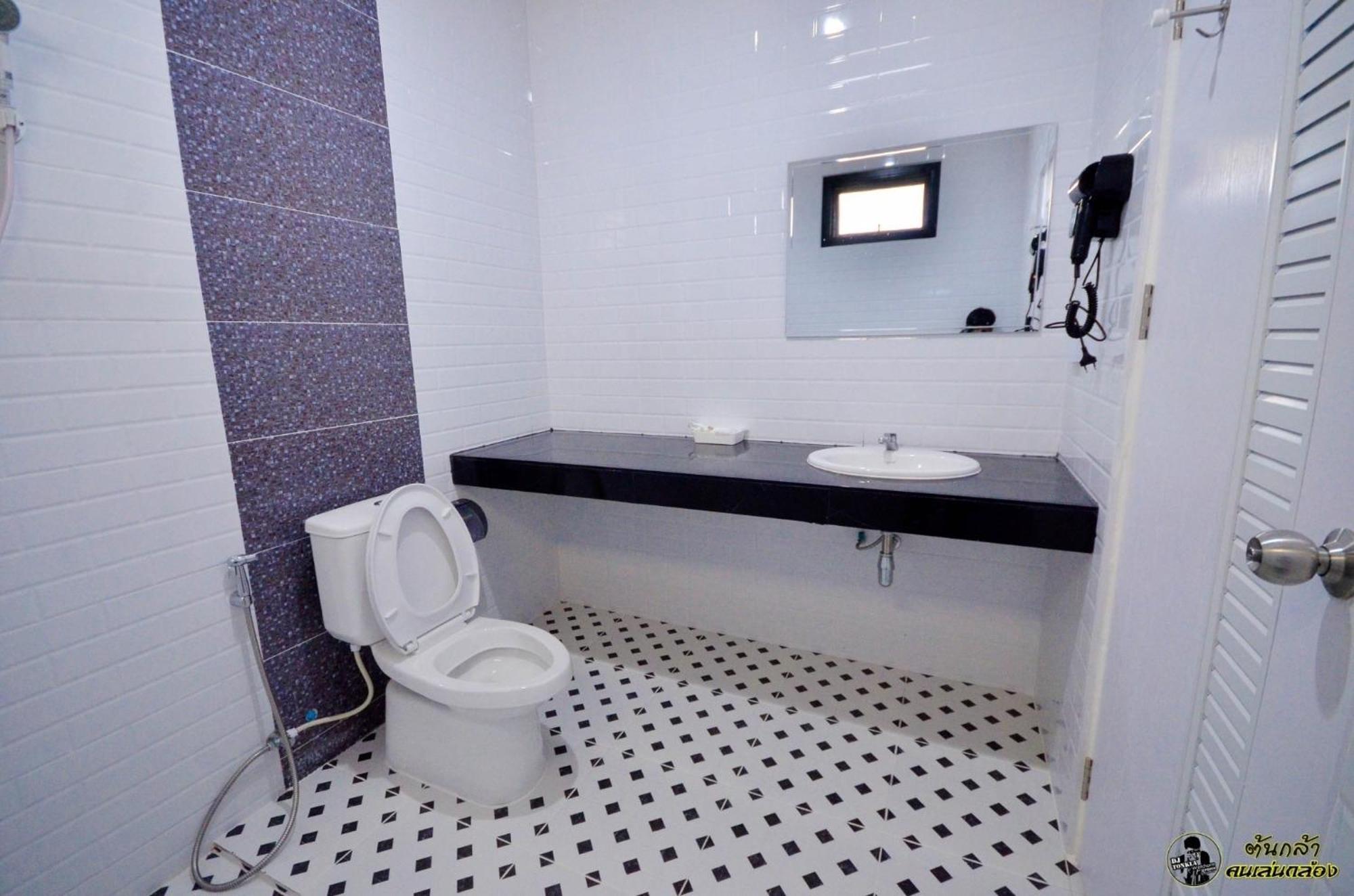แอ่ว-ดีld Hotel&Residences Ngao Екстер'єр фото